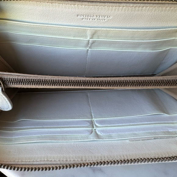 BOTTEGA VENETA 🔥RARE🔥Intrecciato Woven Nappa leather Zip around wallet. White. - Picture 9 of 11